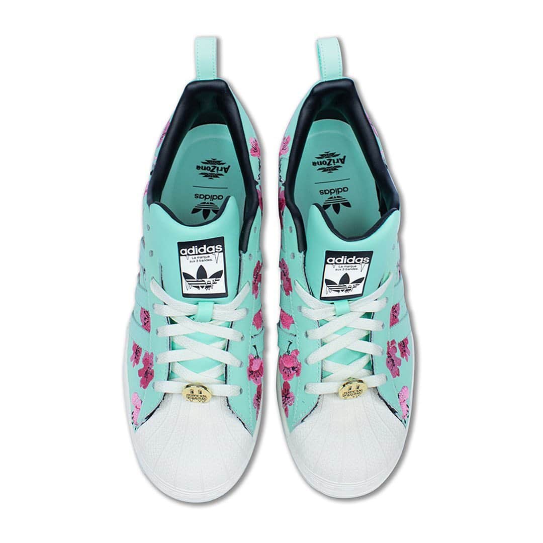 HYPEBEASTさんのインスタグラム写真 - (HYPEBEASTInstagram)「@hypebeastkicks: Here's an official look at the next @adidasoriginals and AriZona Iced Tea (@drinkarizona) collaboration. Coming in four different options, each Superstar boasts references to the bold and intricate design of AriZona Iced Tea’s can alongside traditional motifs native to the state of Arizona. Get a closer look via the link in bio and expect the set to drop on February 4 on @adidas’ website for $100 USD a pair.⁠⠀⁠⠀ Photo: adidas」1月20日 2時18分 - hypebeast