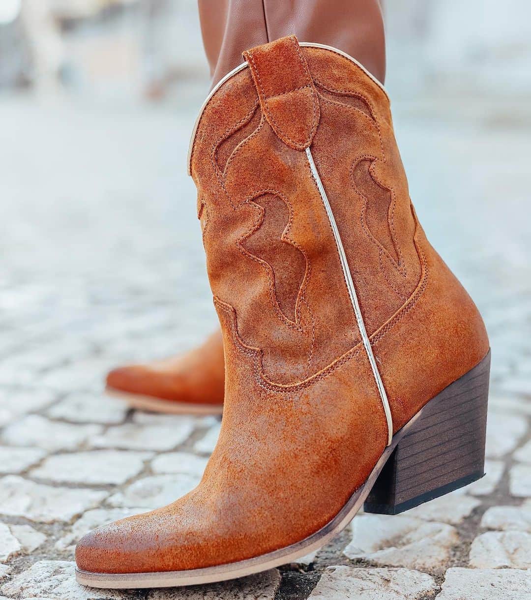 ALDO shoesさんのインスタグラム写真 - (ALDO shoesInstagram)「Cognac is the new black Beauty @silviacatarina takes our Western style booties Coosa to new heights. Available in select regions. #AldoCrew #AldoPortugal」1月20日 2時22分 - aldo_shoes