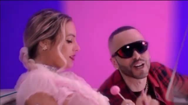 ヤンデルのインスタグラム：「Posted @withregram • @lelepons “BUBBLEGUM” 🍭🍬🍭 (TOMORROW @facebook ) @yandel   Pre-Save / Pre-Add https://lelepons.lnk.to/bubblegumps!Y (link on bio & story)」
