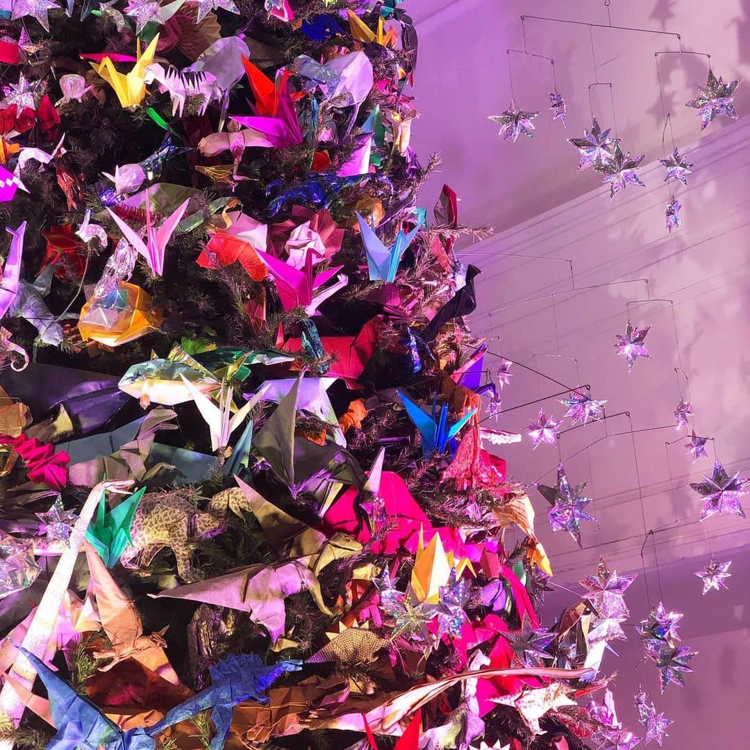 白渚すずさんのインスタグラム写真 - (白渚すずInstagram)「・ ORIGAMI Christmas tree🎄  Christmas tree of dinosaurs and creatures made of origami.  全て折り紙で出来ていて… 日本人的になんだか嬉しくなってしまう♡  #Christmastree#origami#origamitree#dinasour#americanmuseumofnaturalhistory#ny#nyc#newyork#usa#america#クリスマスツリー#おりがみ #おりがみアート#オリガミ#折り紙#折り紙アート#アメリカ自然史博物館#自然史博物館#恐竜#きょうりゅう#ダイナソー#ニューヨーク#ニューヨーク生活#アメリカ」1月20日 2時30分 - suzubell_44