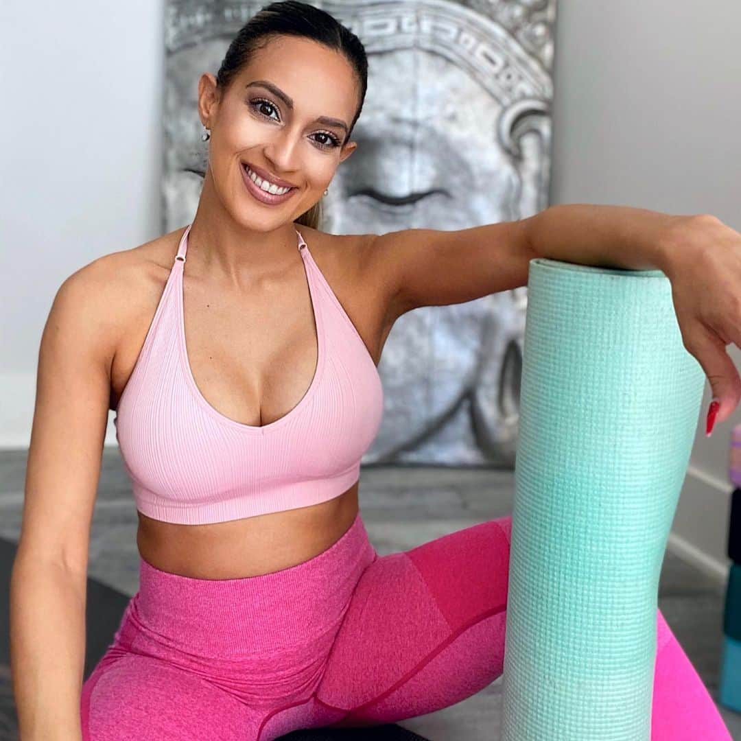 Sarah Mundoのインスタグラム：「How do you stay flexible?   Did you know... Doing yoga during pregnancy reduces stress, inflammation, and eases all bodily functions. It’s important to keep a healthy range of flexibility which creates strength and balance through your breath.    #yoga #prenatalyoga #pink #vasisthasana」