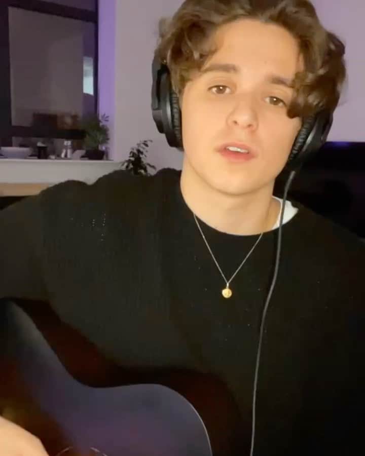 のインスタグラム：「Wrote a tune to remind you to take it easy on yourself, hope everyone’s doing alright x」