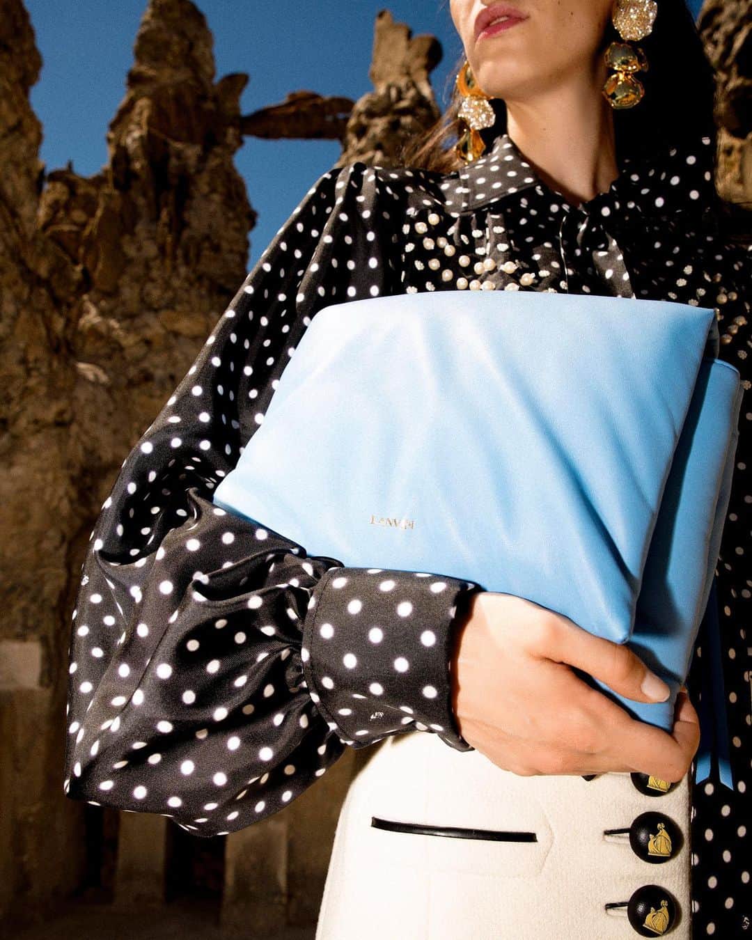 ランバンのインスタグラム：「Lanvin blue Sugar bag. #LanvinSS21」