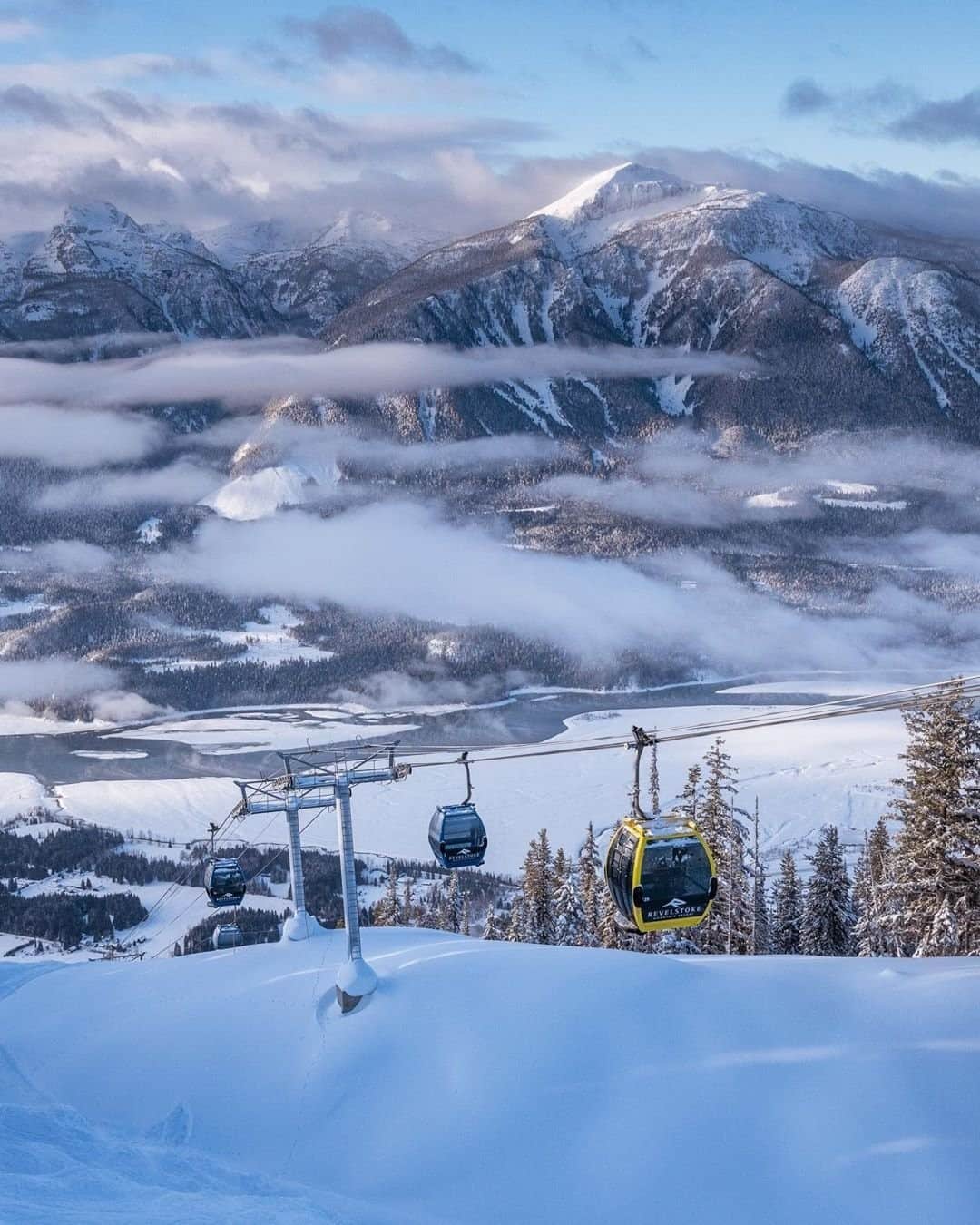 Explore Canadaさんのインスタグラム写真 - (Explore CanadaInstagram)「With 900-1200cm/30-40ft. of annual snowfall and the most vertical in all of North America, Revelstoke Mountain Resort is sure to satisfy  those snow cravings! Have you beeing skiing/snowboarding in Revelstoke in the past? ⛷ 🏂 #CanadaNice #ExploreCanada⁠ ⁠ *Know before you go! Check the most up-to-date travel restrictions and border closures before planning your trip and if you're travelling in Canada, download the COVID Alert app to your mobile device.*⁠ ⁠ 📷: @stephenshelesky⁠ 📍: @revelstoke, @hellobc⁠ ⁠ #Revelstoked #ExploreBC」1月20日 2時38分 - explorecanada