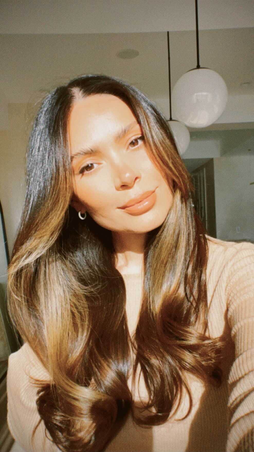 Marianna Hewittのインスタグラム：「I have used the @aquishair wrap in my haircare routine for so many years. It keeps my hair healthy by taking my hair from wet to damp 50% faster so I can cut down on blowdrying time.    It also helps to reduce frizz, split ends and breakage — available at @sephora #ad」
