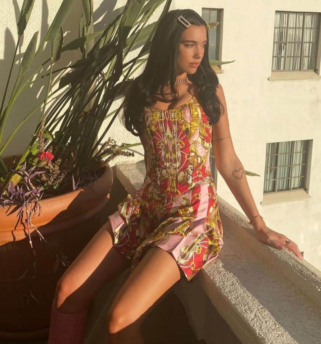 ジェレミー・スコットのインスタグラム：「👧🏻 @dualipa WEARING @moschino STYLED BY @lorenzoposocco MAKE UP BY @samanthalmua & HAIR BY @jenatkinhair 💖」