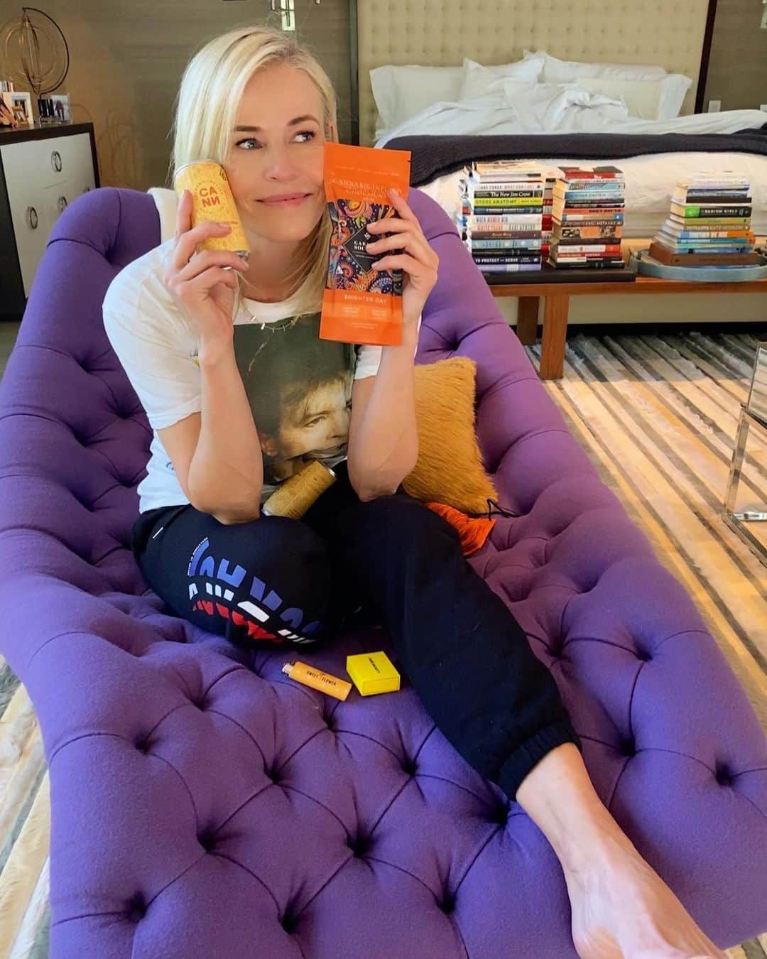 チェルシー・ハンドラーのインスタグラム：「If you’re asking: what would Chelsea do? The answer is: cannabis. Let’s celebrate, California! There is still time to get your cannabis before #InaugurationDay. Find at @sweetflowershops @apothecariumca」