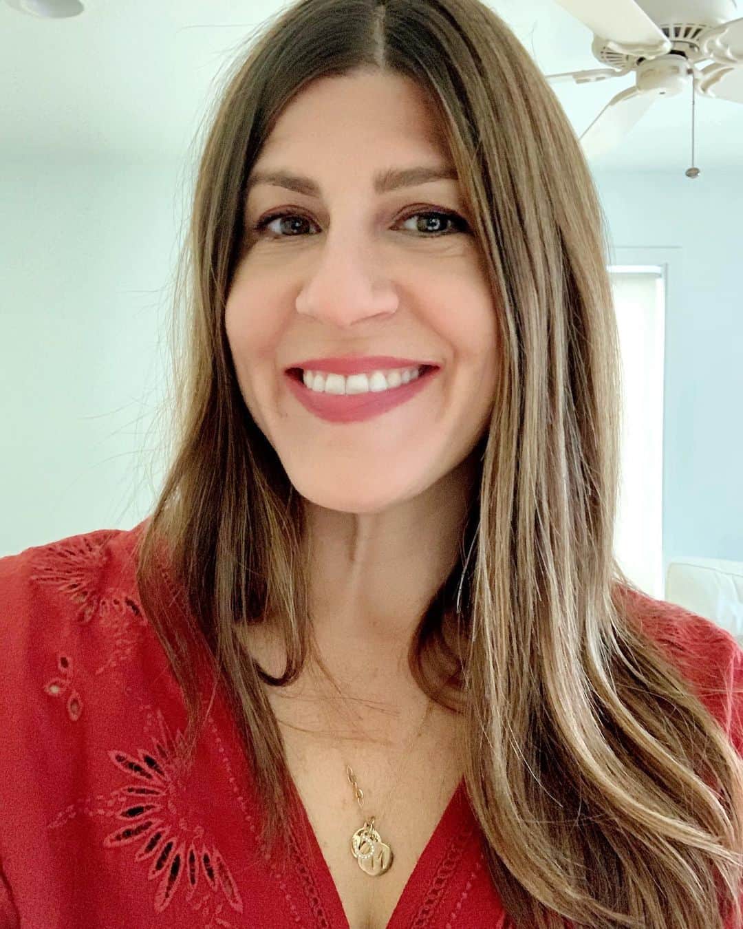 Ilana Wilesのインスタグラム：「One more day!!!!!! Over the weekend, I was scrolling on twitter and saw a tweet from Joe Biden about picking an administration that is led by science and scientists and I was like, that sounds great, heart! And then I scrolled some more and saw a tweet from Kamala Harris about investing in future candidates who represent our communities in need and I was like, yes, that sounds like something I agree with too, retweet! And I just want to say that it feels so good to agree with our new political leaders and share their points of view!!!! 🎉🎉🎉」