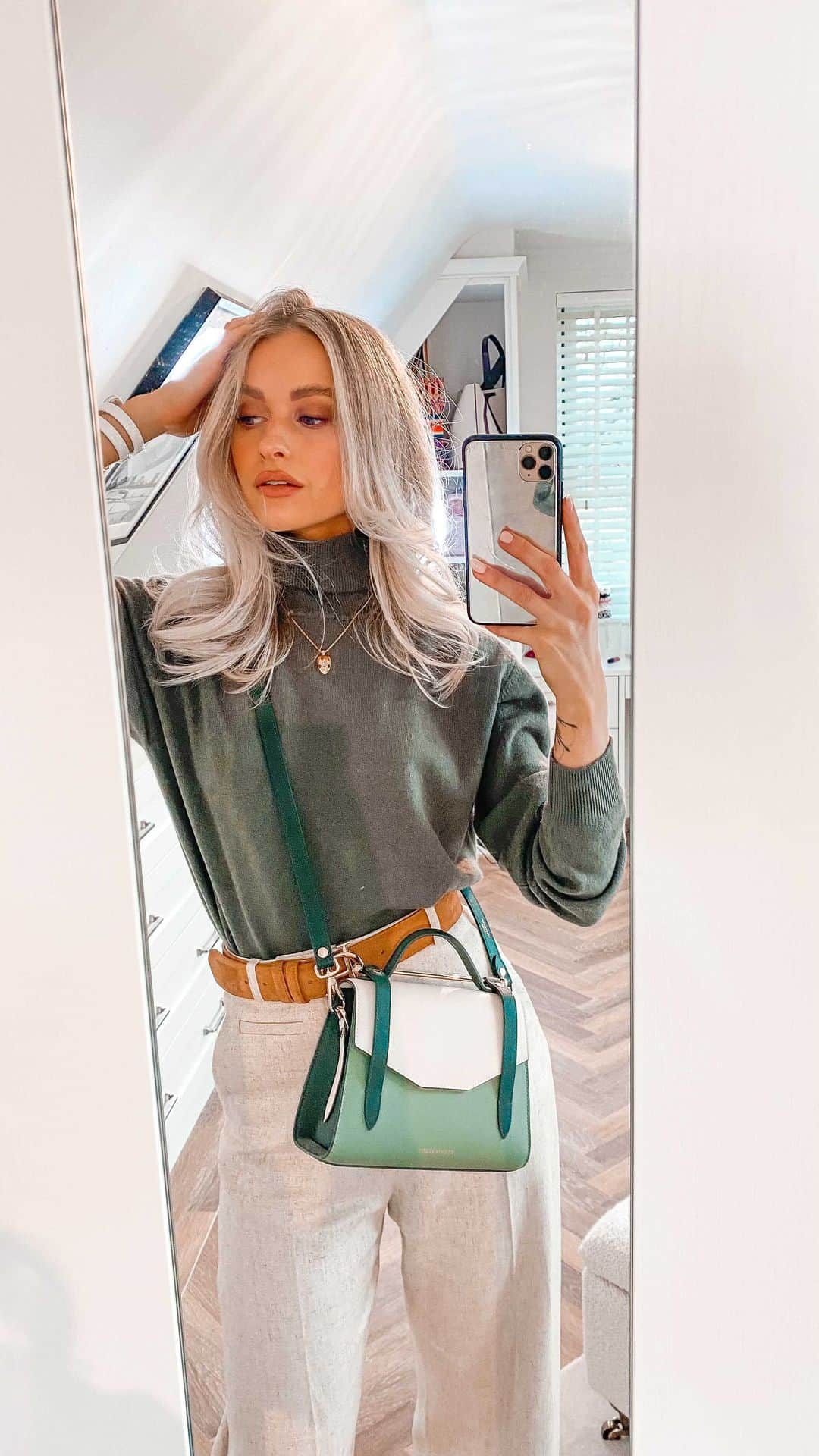 ビクトリアのインスタグラム：「Swiftly changes the heels to fluffy slippers to walk to the kitchen 🙃#WhatIWouldBeWearing」