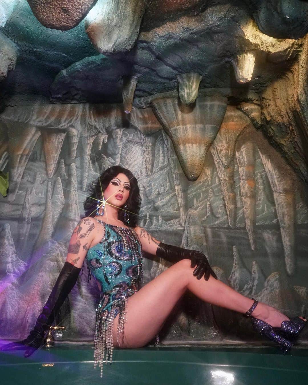 ヴァイオレット・チャチキのインスタグラム：「CAVE GURL  Wearing @prada @thelastfolliescloset @houseofemmanuele @theresidencyexperience」