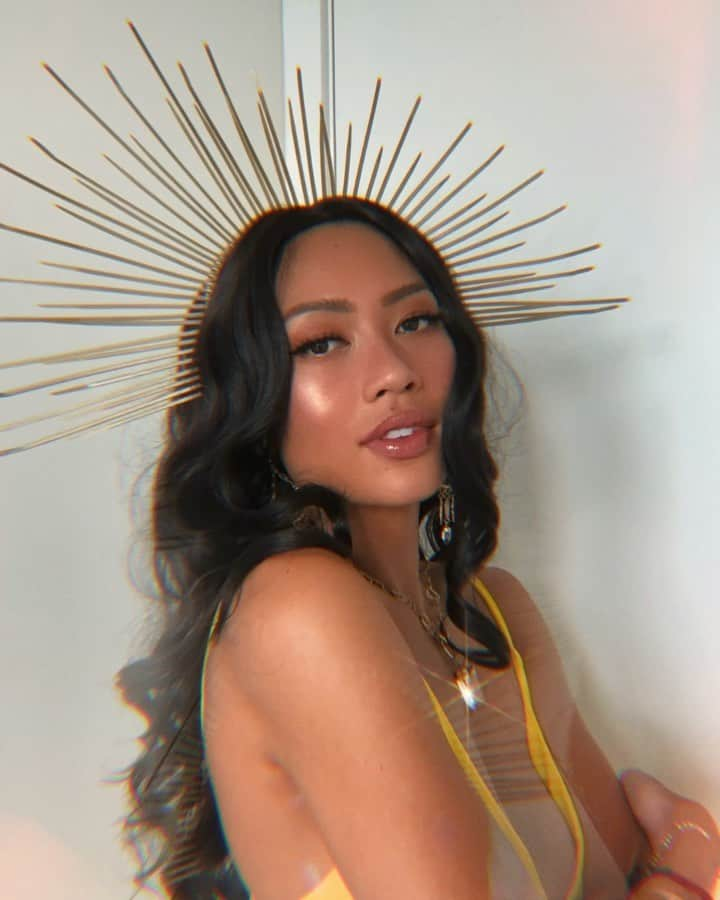 エイミー・ファムのインスタグラム：「✨#oshunenergy✨   bringing energy into 2021 that heals and creates life @goodfortunegems (learn more about amber the crystal goddess who makes this magical jewelry herself in my story!) #goddessoshun #goddessproject」