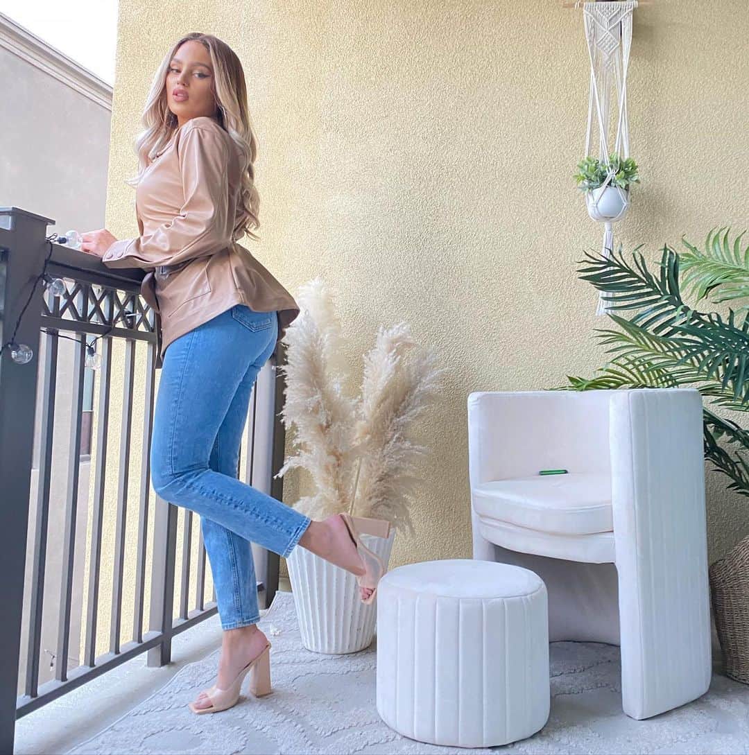 Val Mercadoのインスタグラム：「Who needs d**k when life f*cks me everyday 💖💫@revolve」