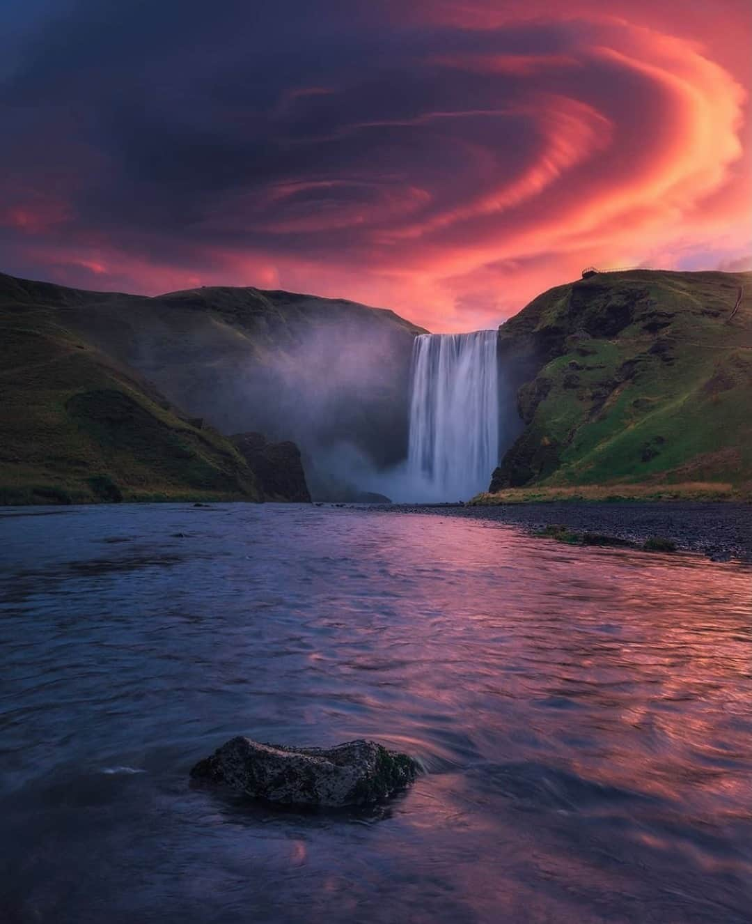 Earth Picsさんのインスタグラム写真 - (Earth PicsInstagram)「The spectacular Skógafoss Waterfall in Iceland 🇮🇸 by @laanscape」1月20日 3時00分 - earthpix