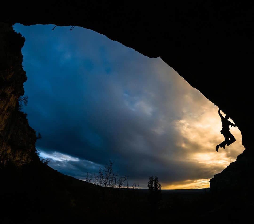 goproさんのインスタグラム写真 - (goproInstagram)「Photo of the Day: Gaining the crux, losing the light 🧗‍♂️ @matej_kozic ⠀⠀⠀⠀⠀⠀⠀⠀⠀ #GoPro #Climbing #Croatia #Sunset #Silhouette」1月20日 3時01分 - gopro