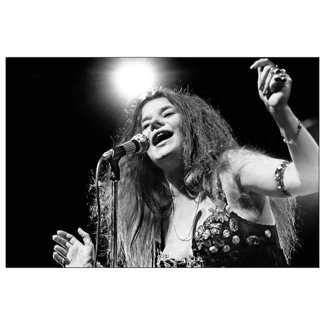 Magnum Photosさんのインスタグラム写真 - (Magnum PhotosInstagram)「@elliott_landy_photography captured American singer Janis Joplin on stage during the Newport Folk Festival in Newport, USA, 1968.⁠ .⁠ The singer was born on 19th January, 1943.⁠ .⁠ PHOTO: Janis Joplin, Big Brother and The Holding Company. Newport Folk Festival. Newport, Rhode Island. USA. 1968. ⁠ .⁠ © @elliott_landy_photography/#MagnumPhotos」1月20日 3時02分 - magnumphotos