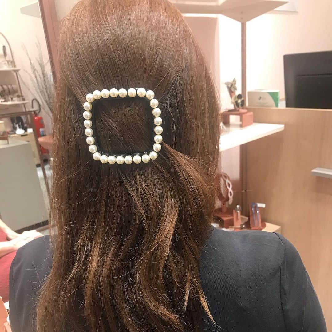のインスタグラム：「Nova coleção 2021 já disponível em nossas lojas e online! Peças exclusivas e maravilhosas diretamente da França para você 🥰  #alexandredeparis #hairstyle #acessoriosdecabelo #penteado #moda #fivelas #perolas」