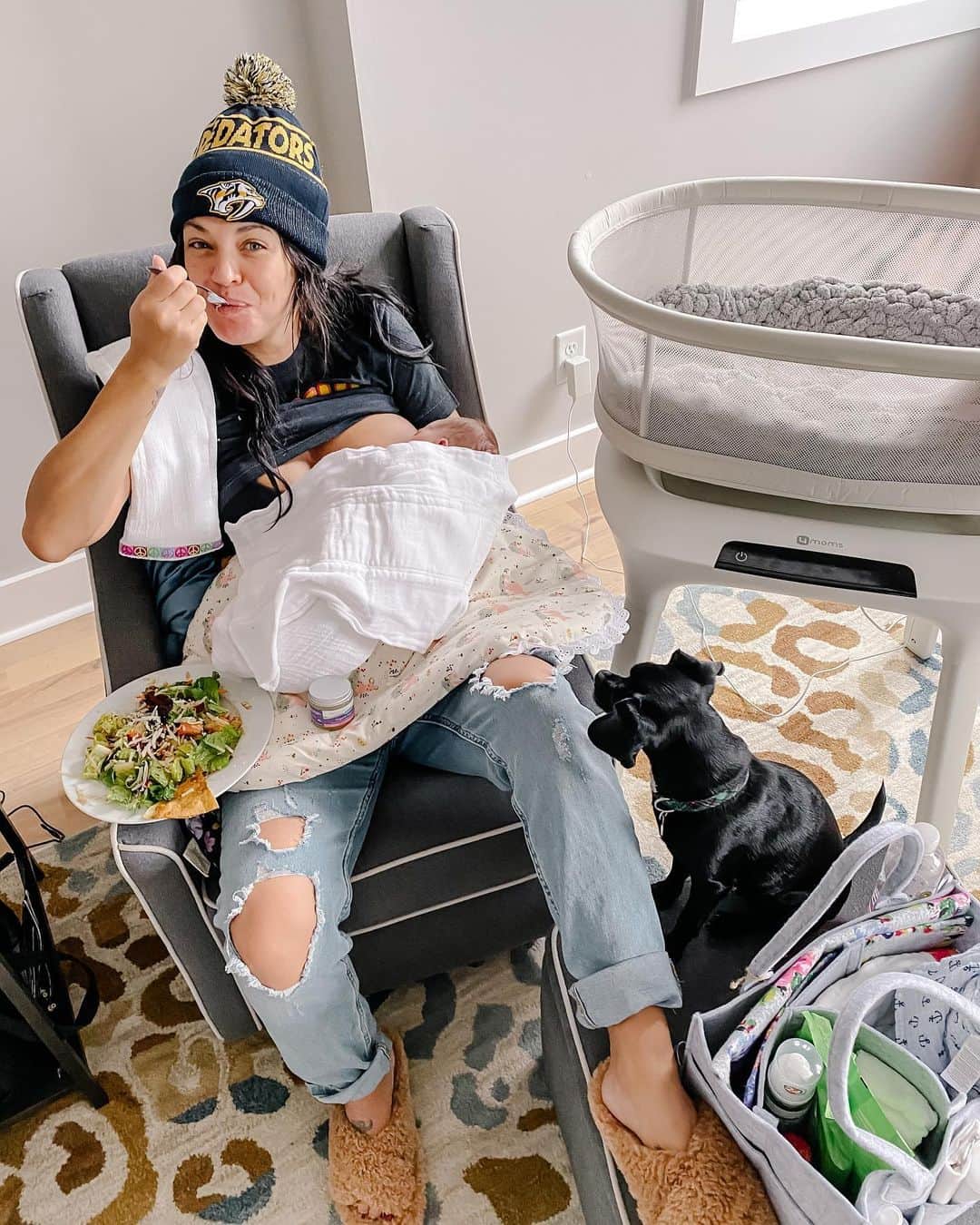 ジェシカ・ゾアのインスタグラム：「Multi-what?? Bowie, Birdie, boobie , bougie homemade salad, rocking/gliding my cutie, comfy with my slides, and supporting my man’s new squad ;)  How’s your hour going?」