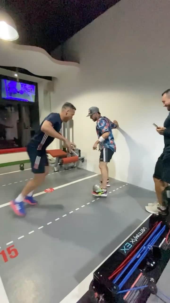ショーン・ガルニエのインスタグラム：「My revenge ! 🤣 I had to do it ... 😈 @jasondavidson91 #Football #Skills @coachnic_ @433 @transformaltitude」