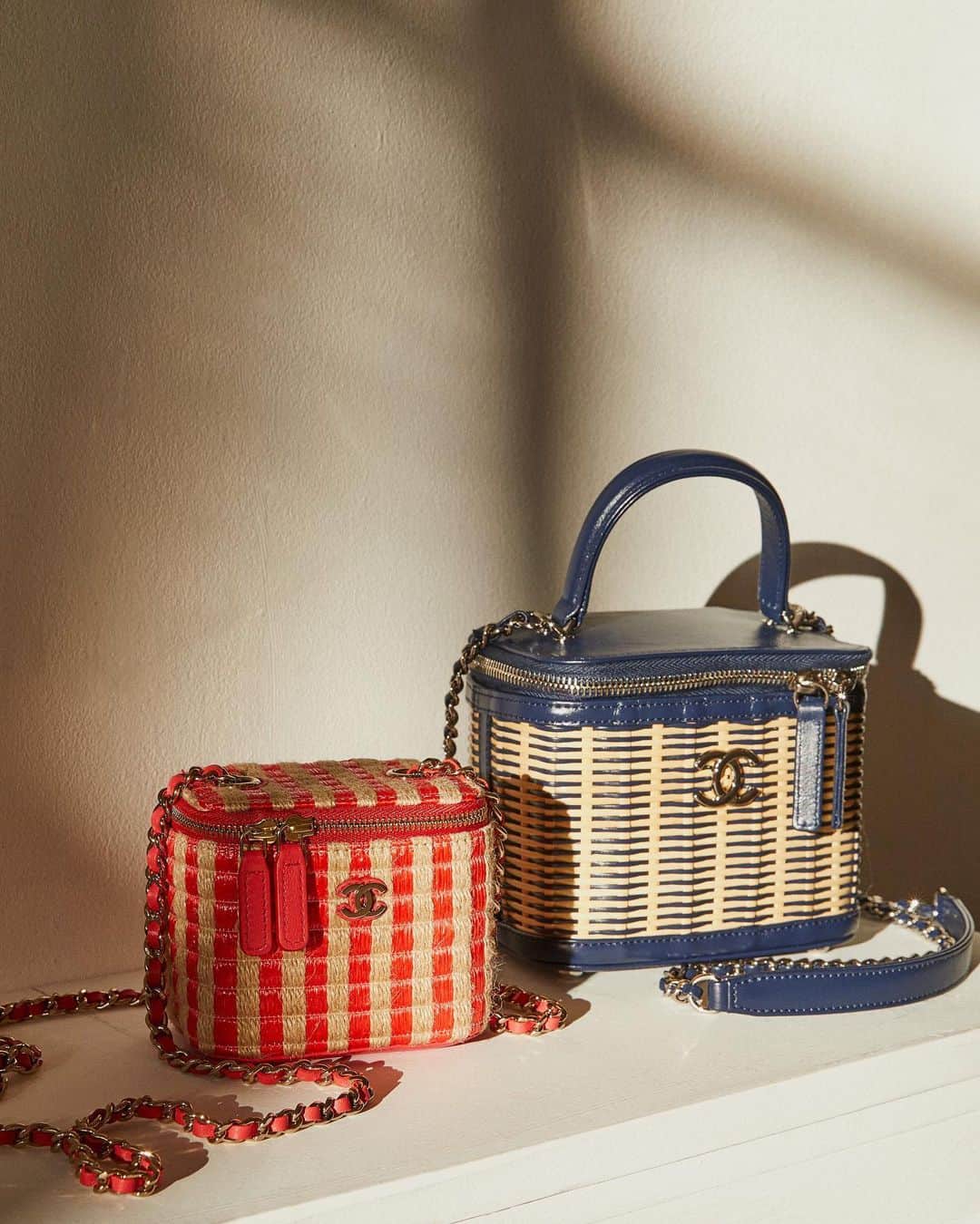 のインスタグラム：「Rattan and leather combine in @CHANELOfficial’s undeniably chic basket bags.  #Harrods #HarrodsFashion #CHANEL  Our stores are closed – but you can still shop remotely through our Personal Shopping service, and online at harrods.com. Plus, enjoy 10% off with Harrods Rewards until midnight tonight!」