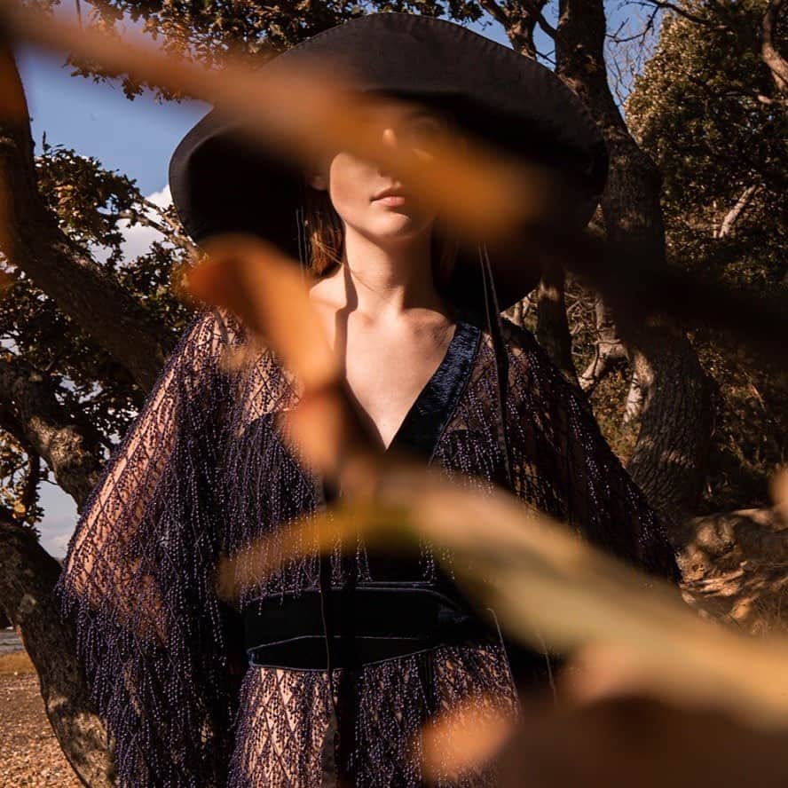 アマンダ ウェイクリーのインスタグラム：「The Pearl Drop Kimono Dress... @vulkanmag  Photographer: @juliaflitphotography Stylist: @lauraparkesstyling_」