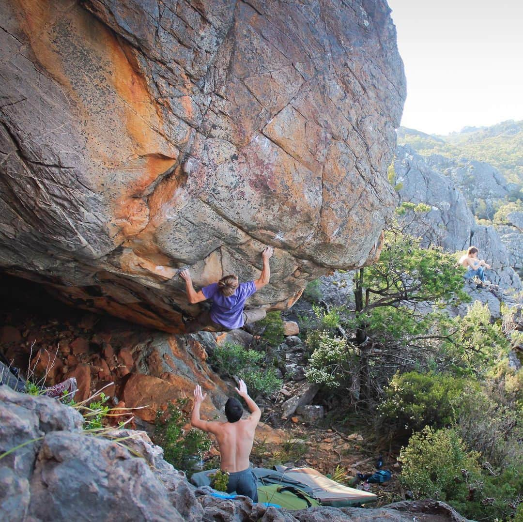 ナーレ・フッカタイバルのインスタグラム：「As you may know, the Grampians in Australia - possibly the best climbing in the world - banned climbing out of nowhere. This climbing ban has been fought extensively through organizations and every legal channel to no avail.  Now, a new management plan for the parks is up for approval. This plan, if approved, will CLOSE at least 94 % of the bouldering areas and 80 % of all roped climbing. Devastating.  Those of you who have climbed in the Grampians and know how special this place is, and those of you who have not yet been but dream of making a trip one day, this is a deciding moment.  Please, PLEASE help out by sending an email to  parkplan@parks.vic.gov.au  letting them know that this park management plan closing climbing in nearly all climbing areas is unacceptable and that a better solution must be found. Even a quick email will help to let them know that this ban affects a large number of people negatively.  For more detailed info on this access struggle there is a link in my profile.  The deadline for the management plan is in a few days. Any emails letting them know the management plan needs to be revised will help.  I miss this place so much and would hate to live in a world where other climbers won’t have a chance to experience this incredible place.  Photos: @ladzinski」