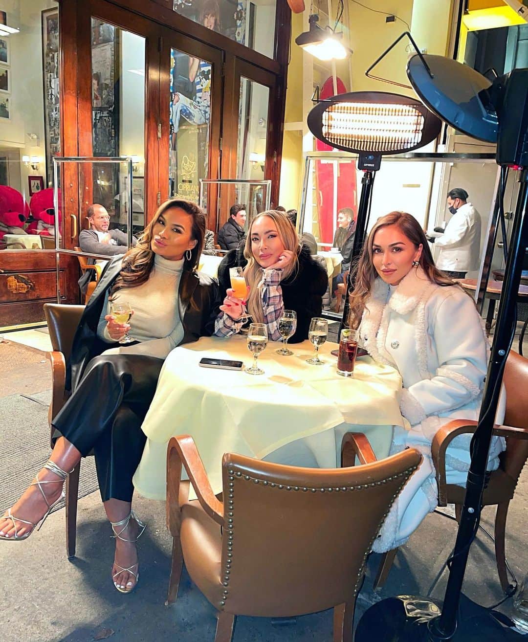 ダフネ・ジョイのインスタグラム：「Date nights with my beauties! @jessikaossipov @dzaslavsky 💋💋💋 🌃」