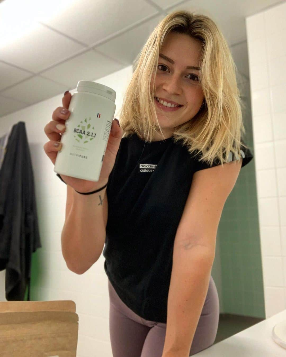 マチルド・グロさんのインスタグラム写真 - (マチルド・グロInstagram)「Nouvel arrivage de chez @nutripurefr ! Prête à continuer ce mois de Janvier en forme ! 😍🔥 ⬇️ Pour les nouveaux clients 5€ de rabais avec le code "grosmathilde" à mentionner à la création du compte ! 😁😉 • • • #nutripure #teamfrance #training #tracktraining #gymtraining」1月20日 3時25分 - gros_mathilde