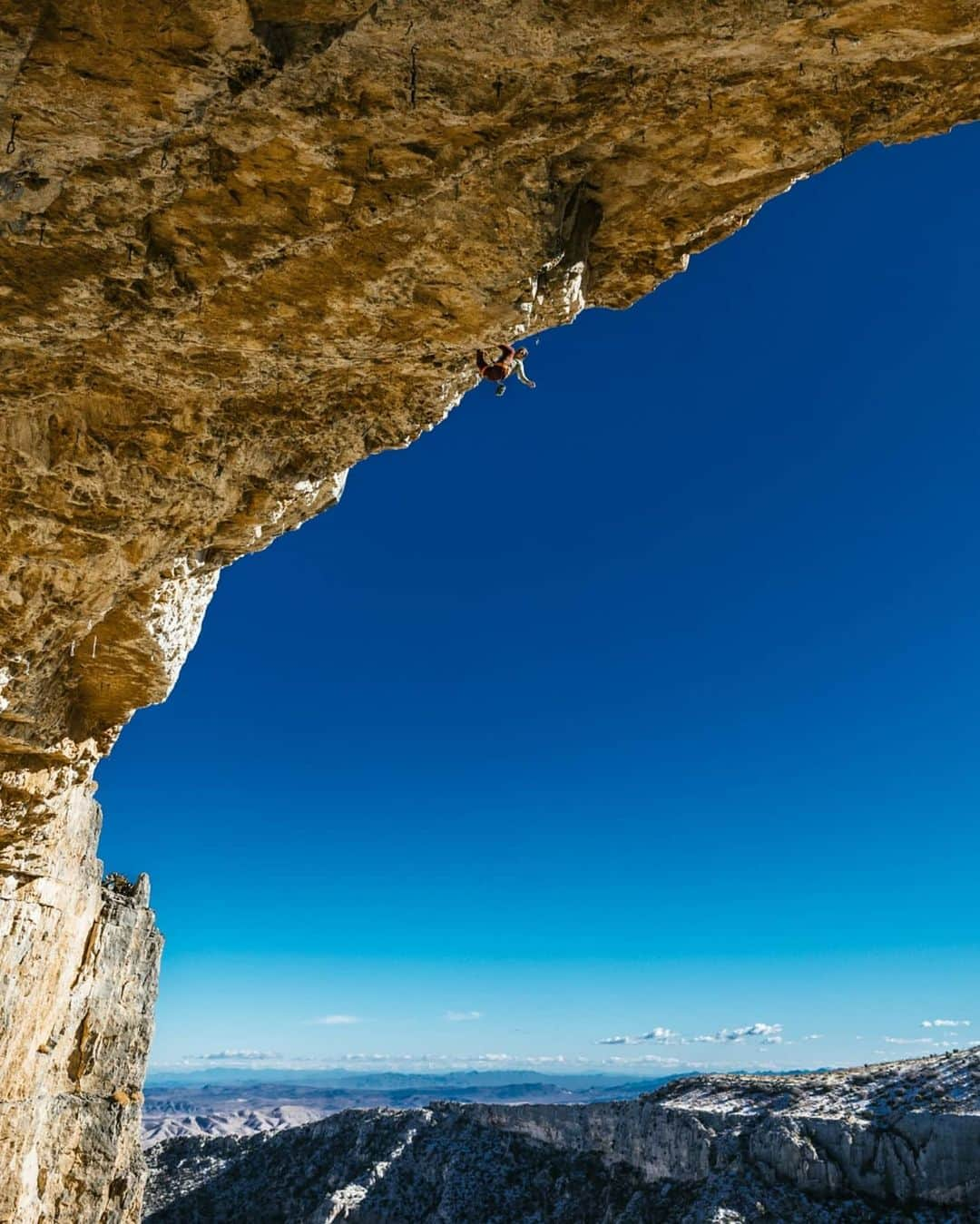 シャーロット・デュリフさんのインスタグラム写真 - (シャーロット・デュリフInstagram)「Horizontal roofs and vertical slabs are my two favorite rockclimbing terrains, somehow 😆  The first one was perfectly captured by @jess_talley @jonglassberg @louderthan11 during our few days up in Mt Potosi, NV. Check out my previous post for the video of this awesome route showed here : Pranayama extension, 5.13c / 8a+.  Talking about favorite stuff, limestone is my favorite rock to climb on and Nevada seems to have a whole lot of it (look at all the pictures to see for yourself!)  @petzl_official @mountainhardwear @eb_climbing @volxholds @luxov_connect」1月20日 3時25分 - chadurif