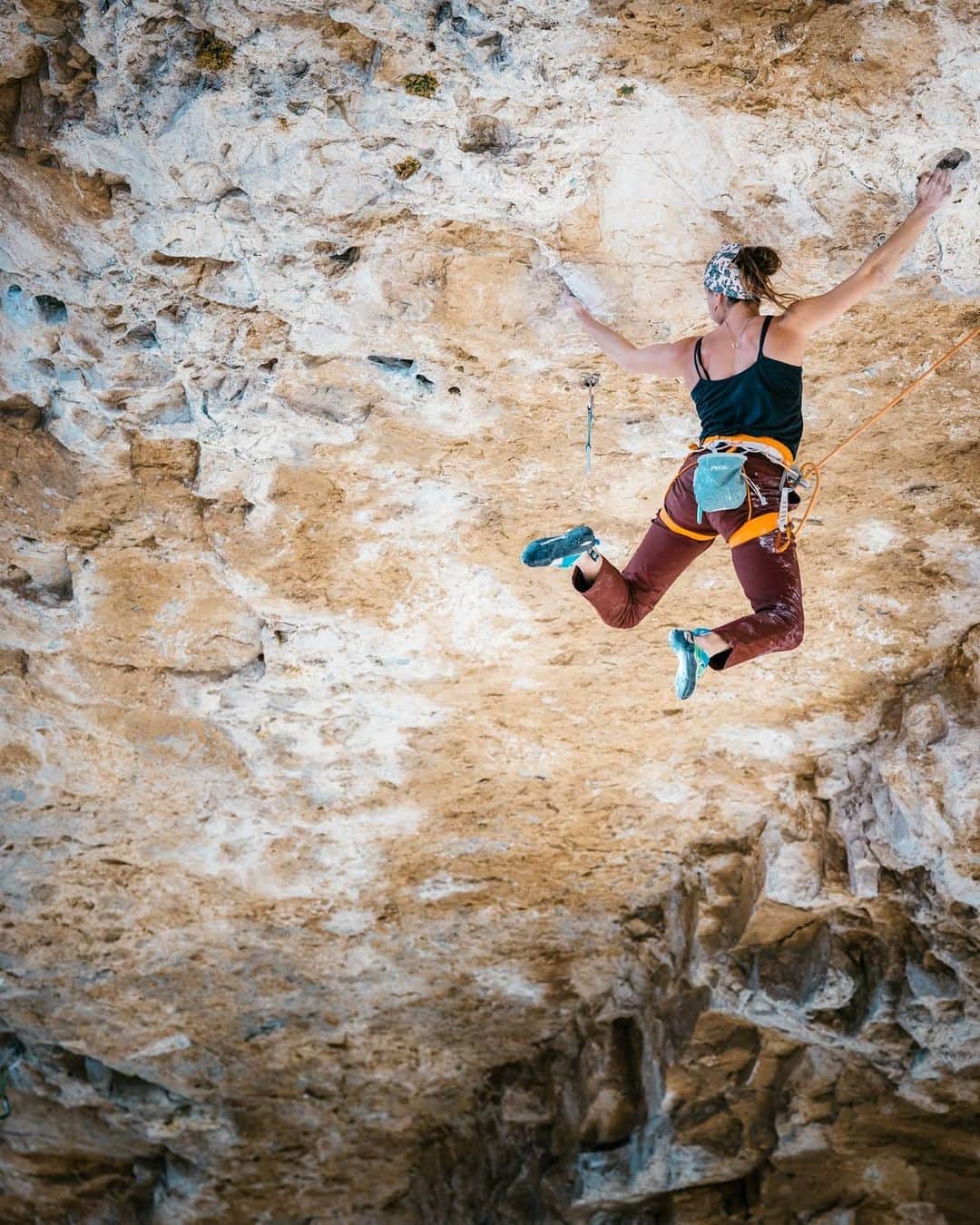 シャーロット・デュリフのインスタグラム：「Horizontal roofs and vertical slabs are my two favorite rockclimbing terrains, somehow 😆  The first one was perfectly captured by @jess_talley @jonglassberg @louderthan11 during our few days up in Mt Potosi, NV. Check out my previous post for the video of this awesome route showed here : Pranayama extension, 5.13c / 8a+.  Talking about favorite stuff, limestone is my favorite rock to climb on and Nevada seems to have a whole lot of it (look at all the pictures to see for yourself!)  @petzl_official @mountainhardwear @eb_climbing @volxholds @luxov_connect」