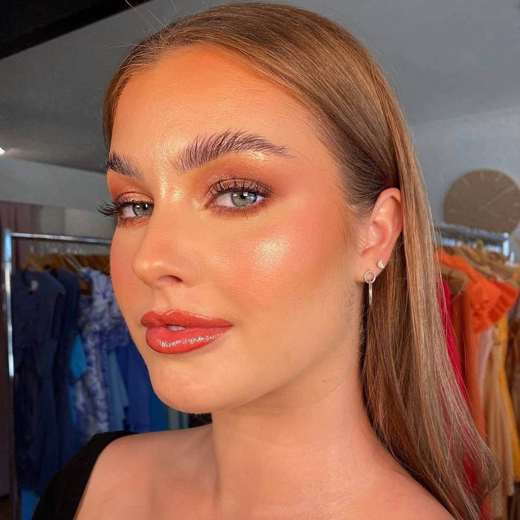 the Balmのインスタグラム：「No look is complete without Mary-Lou highlight 😉✨  @connorsteenmua @Keavahopper」