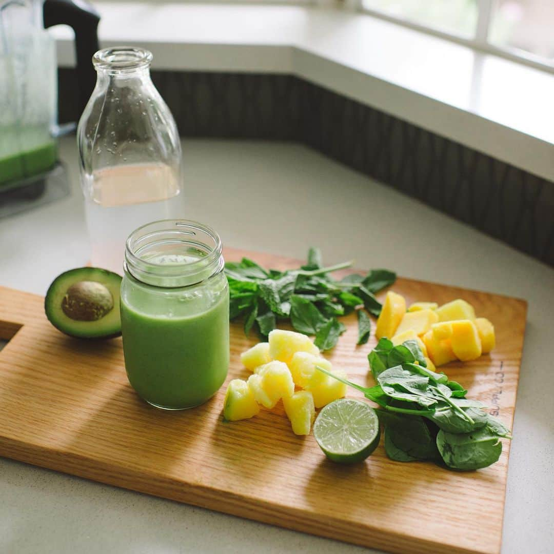 ティファニー・ティーセンさんのインスタグラム写真 - (ティファニー・ティーセンInstagram)「Smoothies..an easy fast way to get your greens in. #recipe for my green smoothie in #pullupachair If you need more smoothie ideas head to the smoothie guru @weelicious for all the best smoothie recipes. She’s my go to Smoothie Queen!」1月20日 3時23分 - tiffanithiessen