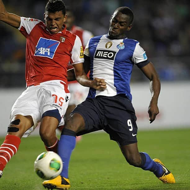 アデルラン・サントスのインスタグラム：「Parabéns ao @sportingclubedebraga , pelos 100 anos de fundação. Uma honra ter vestido essa camisola !!! ✊🏾👏🏾🍾🎉」