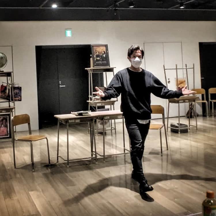 田村良太のインスタグラム：「さて。 明日早いのに眠れない……  なので実験をしようと思う。 ポエムな文書を書くのだ。  人は、メンタルが不安定な時や、日常で激しく心が動いてしまっている時にポエムな文章SNSに投稿する。  僕は日常が穏やかで、波がない人間だが、今やっている舞台の稽古では心をガンガン動かしているのだ。  つまり、ポエムを書くなら今だ。 しかも深夜の3時。 ポエムを書くには、またとないチャンスの到来である。  それではなにを書くか。 ポエムになる条件をいくつか挙げてみよう。 ●何か斬新視点がある。 ●内容が伝わる程度に抽象的である。 ●言葉使いが美しい。 ●朝に読み返すと恥ずかしくなる  さあ、書いてみるか。  【ポエム】  あなたに届いてますか？ 僕のありがとう  あなたに届いてますか？ 僕のごめんなさい  なぜなら僕は このポエムであなたの大切な3秒を奪ったよ  【ポエム2】  人という漢字はね  人と人が支え合ってると教えられたけど  寄りかかってるように見えるよ  【ポエム3】  あなたの心が病んでると  あなたの口は臭くなる  なぜなら  「息」って漢字は自分の心って書くでしょう？  ……すんません、寝ます。」