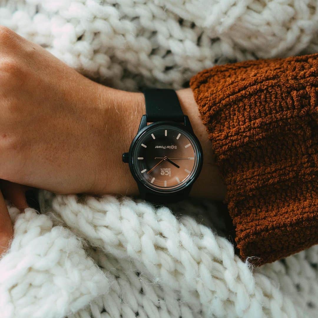 のインスタグラム：「Simply expose it to natural or artificial light to charge ☀️ Then sit back and enjoy as it lasts and lasts! 😁 It comes in a reusable felt pouch made from recycled plastic bottles ♻️ #icewatch #changeyoucan #icesolarpower #solarpower #sun #sustainablefashion #ecofriendly #style #nobattery #green #ecoresponsable #sustainability #ecology #watch」