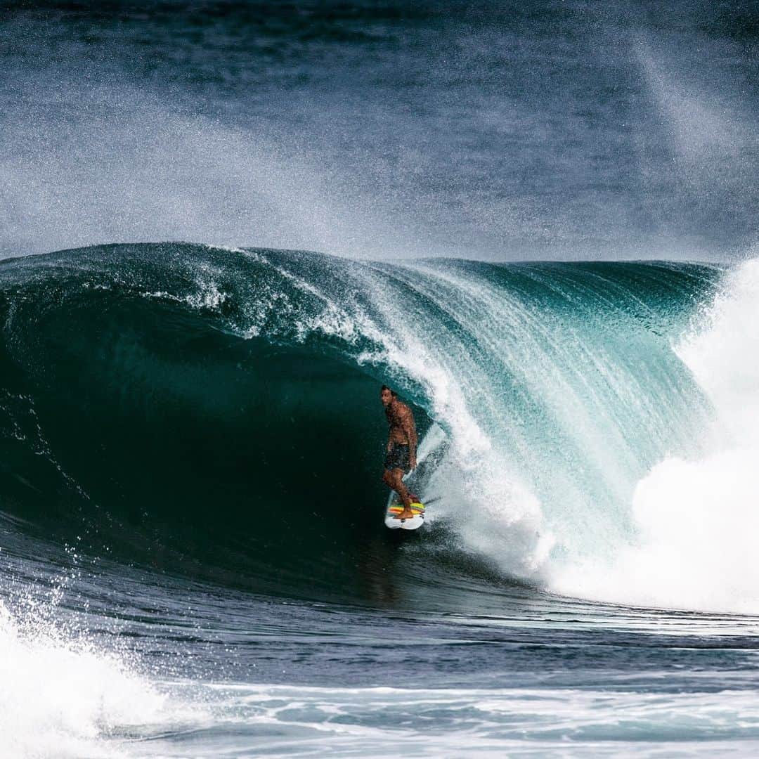 ジェレミー・フローレスのインスタグラム：「Nothing like being inside a perfect wave 😜. . Rien de meilleur que d’être à l’intérieur d’une vague ? 😜 . 📷: @badboyryry_ // @quiksilver」