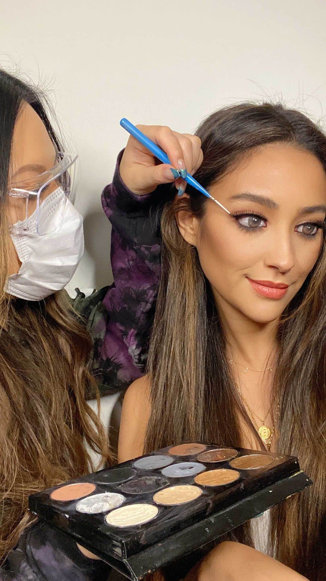 のインスタグラム：「Though the bar is low for “fun” the past year, this is just fun regardless. I LOVE a prank, and glam. Watch here as I pull one over on some friends and fam.」