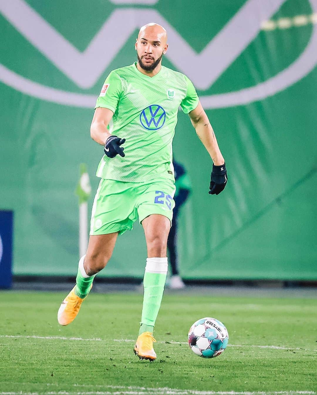 VfLヴォルフスブルクさんのインスタグラム写真 - (VfLヴォルフスブルクInstagram)「Swipe zur Start-1️⃣1️⃣! 🐺  #vflwolfsburg #arbeitfussballleidenschaft #immernurdu #immer_hungrig #m05wob #bundesliga」1月20日 3時39分 - vfl.wolfsburg