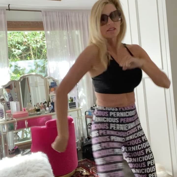 カミール・グラマーのインスタグラム：「😂 “pernicious” #rhobh」
