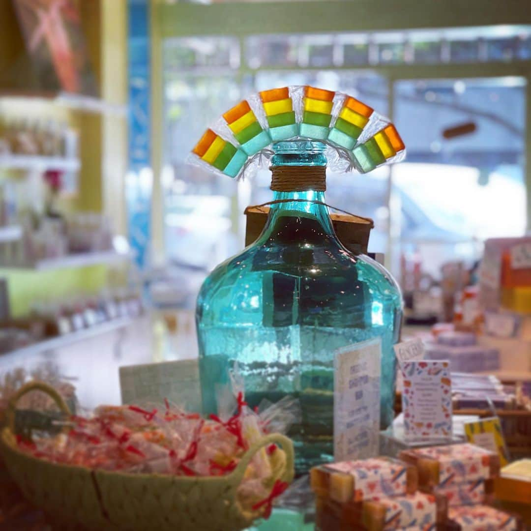 Lanikai Bath and Bodyさんのインスタグラム写真 - (Lanikai Bath and BodyInstagram)「No rain, no rainbow. 🌈  #shopsmall #supportlocal #lanikai #kailuatown #organic #handmade #smallbatch #natural #gifts #valentinesday #soap #lotion #bodybutter #massageoils #candle #facial #spa #floral #ocean #beach #vacation #rainbow #lanikaibathandbody」1月20日 3時52分 - lanikaibathandbody