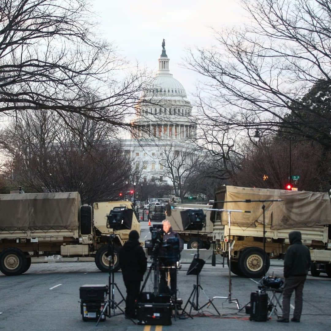 CNNさんのインスタグラム写真 - (CNNInstagram)「This is what the US Capitol looks like ahead of President-elect Joe Biden’s inauguration. There are about 25,000 National Guard troops on the ground in Washington, DC, a National Guard spokesperson said Tuesday. On Monday, Acting Defense Secretary Christopher Miller said that the “scope of military participation is unique'' to this inauguration, adding there is “no intelligence indicating an insider threat” from the National Guard forces to the security of the inauguration. Miller did acknowledge that law enforcement officials were vetting incoming members, saying the department would “leave no stone unturned.” Swipe through to see more ➡️  (📸: Stefani Reynolds/Bloomberg via Getty Images, Yegor Aleyev\TASS via Getty Images, Kent Nishimura / Los Angeles Times via Getty Images, ANDREW CABALLERO-REYNOLDS/AFP via Getty Images)」1月20日 4時00分 - cnn