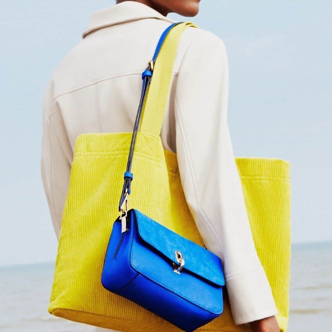 アクセサライズのインスタグラム：「Brighten up your essential outings 🌞   Shop our sale before it's gone - including these beauts with 70% off 💙  Tap the link in our bio #Accessorize」