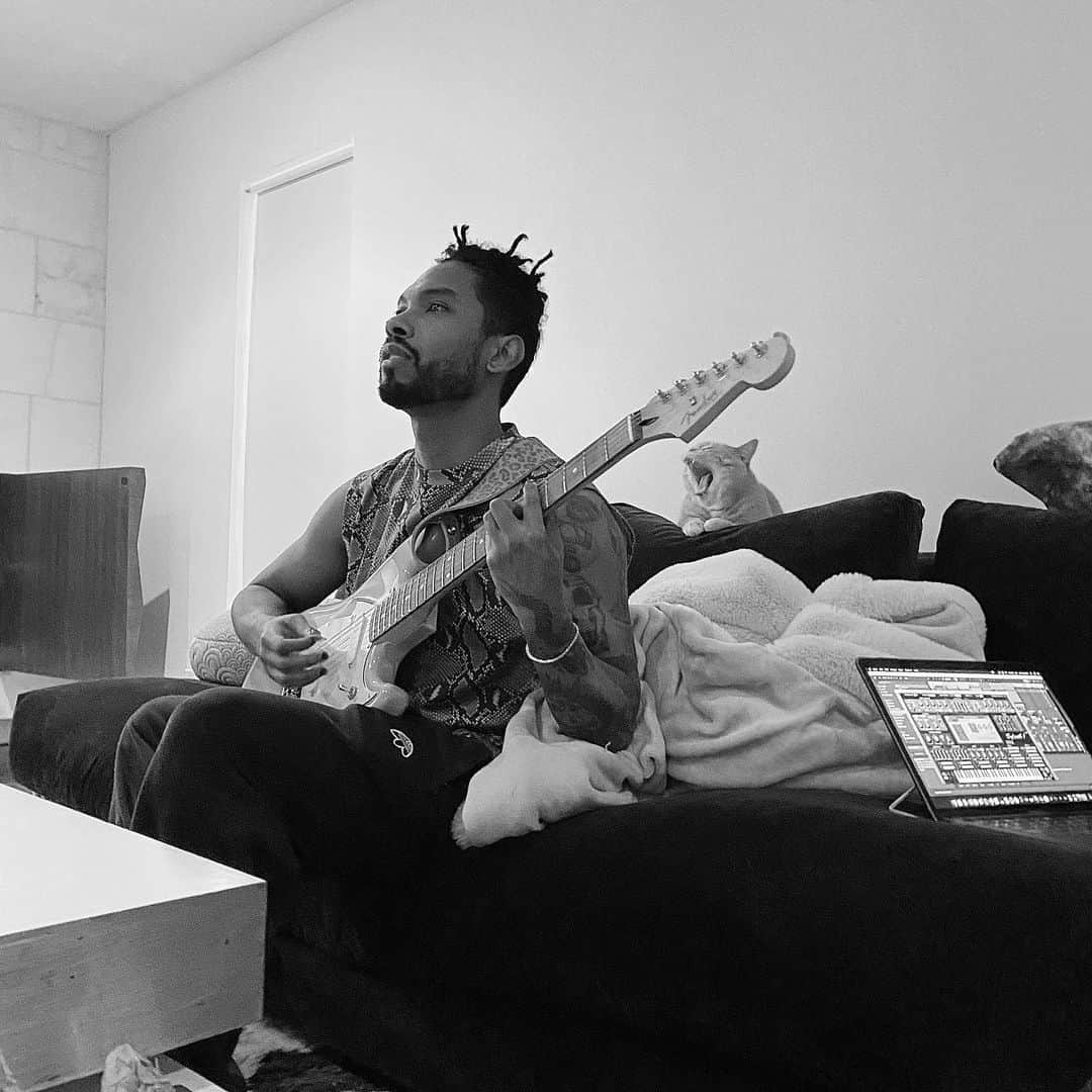 ミゲルのインスタグラム：「Guess vanity wasn’t impressed . Also, empty walls in the house feel weird af. Been heavy on my daily routine and finishing songs. It’s almost time」