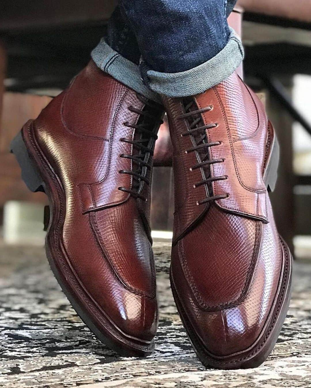 ガジアーノ&ガーリングのインスタグラム：「The Gaziano & Girling Thorpe MTO in a Tan Hatchgrain on The MH71 Last - Ridgeway Sole. . Photo Credit: @weltandbarrel . . . . . . . . .  #menstyle #classicshoes #elegantshoes #handwelted #handmadeshoes #classicfootwear #stylish #shoemaker #mensfootwear #bespokemakers #fashion #brspokemakers #bespokeshoes #mensfashion #madeinengalnd  #mensshoes #menswear #shoesoftheday #shoestagram #shoestyle #shoes」