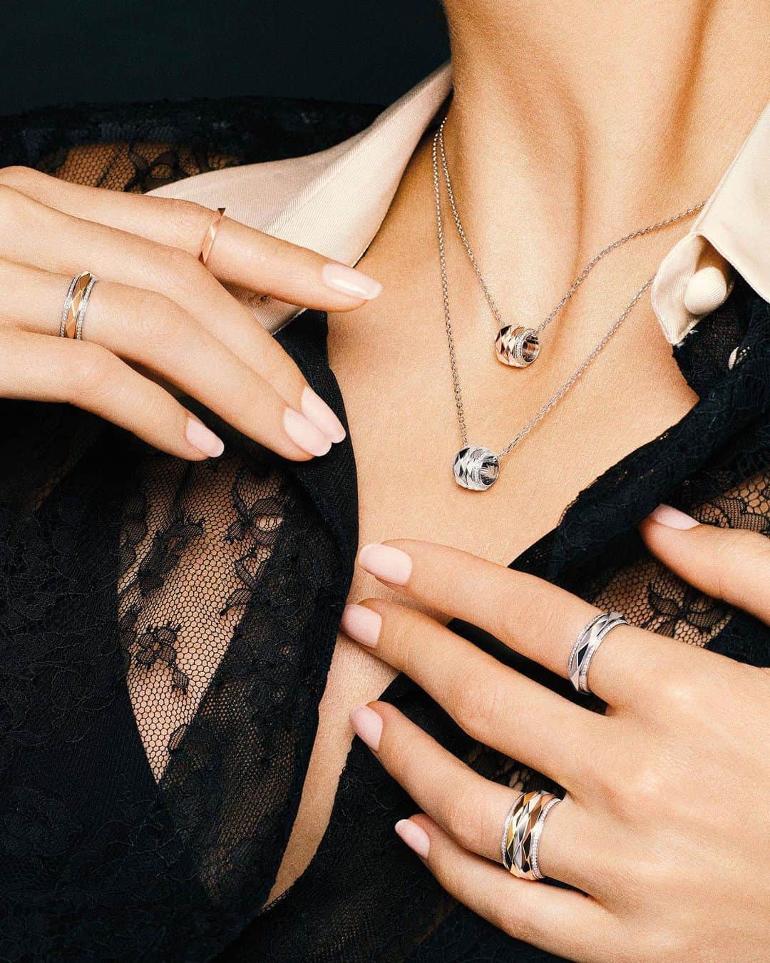 Graffさんのインスタグラム写真 - (GraffInstagram)「#GraffLGSignature • Designed for mixing, matching and stacking, these pendants, rings and hoop earrings catch and reflect the light with their graphic facets. Our signature, worn your way.   #FallinLoveWithGraff #GraffDiamonds」1月20日 4時04分 - graff