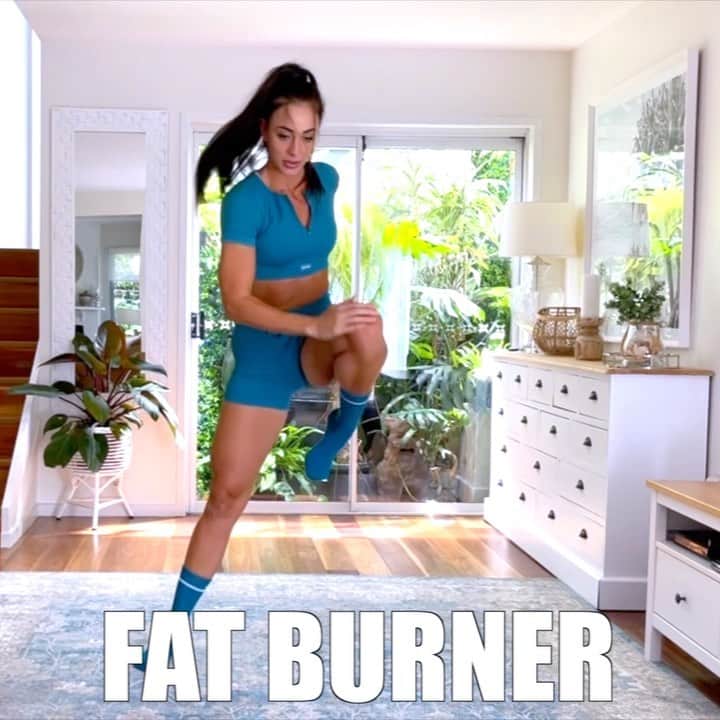 Danielle Robertsonのインスタグラム：「FAT BURNER 🔥  Get ready to sweat with this at home FAT BURNER workout 🔥🔥 Today I’m training in my new @boandtee activewear 🙌 Nothing motivates you for a HIIT session like new (and cute) activewear! #TeamBoandTee  For our session today we are working out for 30 sec each exercise, with a 15 sec rest in between. It’s going to get sweaty, so make sure you have a towel and water bottle nearby!   Want to also shape your glutes? 🍑 Bonus Booty Shaper workout on the final slide! (Definitely didn’t upload the wrong slide 😂)   WORKOUT  3 SETS  30:15  30 SEC WORK 15 SEC REST  30 SEC SIDE LUNGE W/ KNEE TAP 30 SEC X JUMPS 30 SEC BOAT CRUNCH 30 SEC SQUAT CRAWL OUTS 30 SEC CROSSBODY MOUNTAIN CLIMBERS」