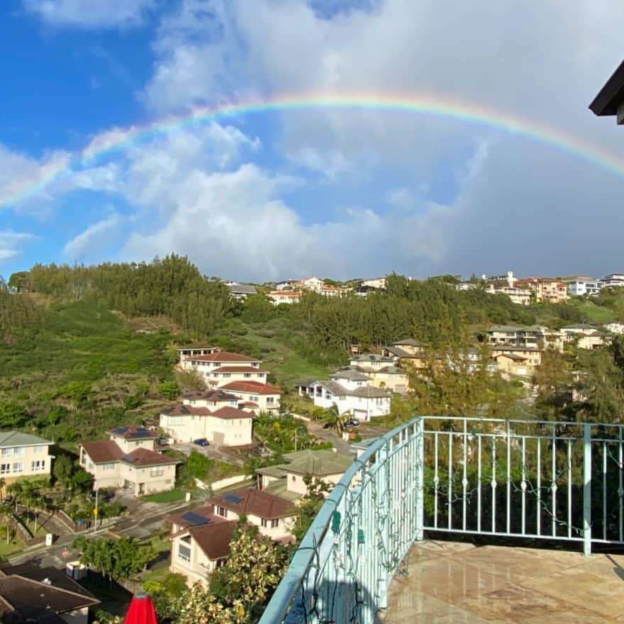マキ・コニクソンさんのインスタグラム写真 - (マキ・コニクソンInstagram)「Good morning from Hawaii!! 朝から虹🌈ちゃま！Yay!! Yay!! しっかり元気頂きました！💪🏼  Rainbows make me so happy! 😊 どんな時にも人々を笑顔にしてくれる 虹ちゃまの存在って本当に凄いっ！🙏🏻  しっかし昨日は肌寒かったぁ。 今朝も朝からスウェット上下着て モコモコ靴下履いてます！ 南国ハワイと言えどハワイにはハワイ なりの四季があるんですよ！🌺 これがまた良いんですって！👍🏼👍🏼  今日は何を着ようかなぁ。🤔 まずはワンズのお散歩に行って来まぁす！🐾🐾  今日も元気バリバリでアロハッピー！😄🤙🏼  #エアハワイ🌺  #ハワイのおすそ分け🤙🏼  #今日もヤル気スイッチを”自分”で入れて張り切って行こう！💪🏼 #ハッピーレインボーのおすそ分け🌈」1月20日 4時14分 - makikonikson