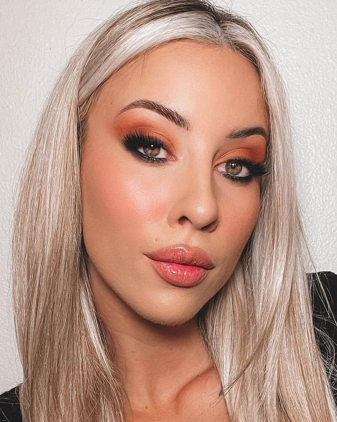 Too Facedのインスタグラム：「GORG 😍 @the.hannahjensen perfects her look using our Kitty Likes to Scratch Palette, Killer Liner shade Killer Black, Peach Bloom Lip Balm shade Lilac Nude, Peach Bloom Lip & Cheek Tint shade Peach Glow, and Better Than Sex Lashes style Natural Flirt! ✨#regram #toofacedambassador #toofaced」