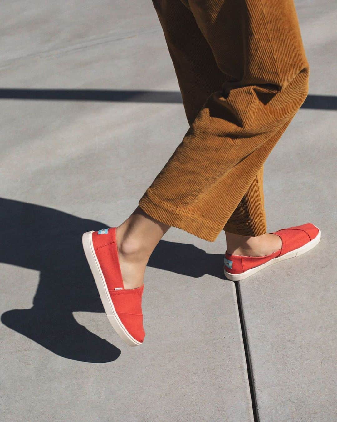 トムズシューズのインスタグラム：「In this case, red means GO.  Get the week going and power the causes you care about with these sweet Cupsole Alpargataras in Paprika.」