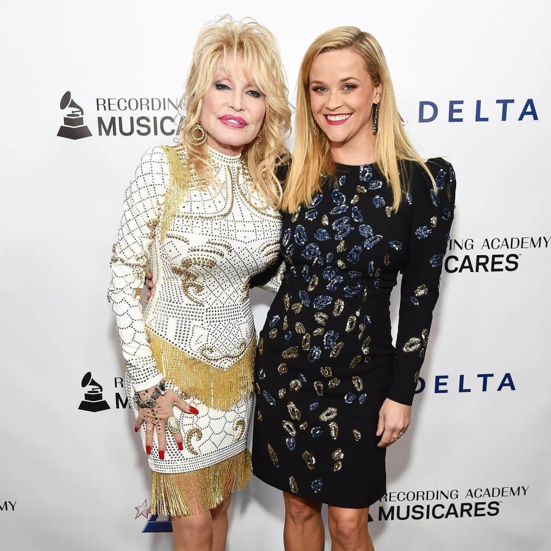 リース・ウィザースプーンのインスタグラム：「Happy Birthday @dollyparton! Your bright spirit and passion for helping others shines through in everything you do. Thank you for always inspiring me to DREAM MORE!💫 I love you forever. 🥰」