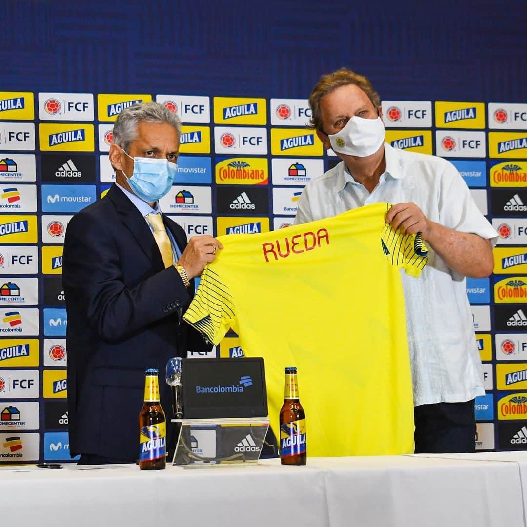 サッカー コロンビア代表チームのインスタグラム：「📸 #BienvenidoProfe al equipo de todos 💛💛💙❤️  Nuestro nuevo D.T. @oficialreinaldorueda se puso la camiseta en su presentación oficial como técnico de la Selección Colombia de mayores 🤜🤛  #VamosColombia 🇨🇴」